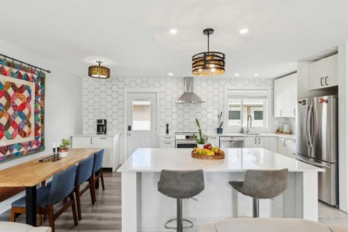 4819 30 Avenue Sw, Calgary, AB - Indoor Photo Showing Kitchen With Stainless Steel Kitchen With Upgraded Kitchen