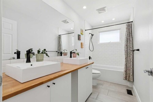 4819 30 Avenue Sw, Calgary, AB - Indoor Photo Showing Bathroom