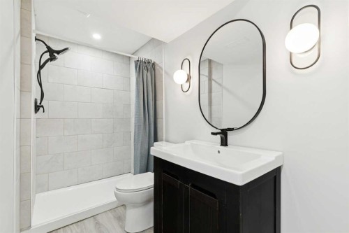 4819 30 Avenue Sw, Calgary, AB - Indoor Photo Showing Bathroom