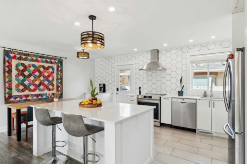 4819 30 Avenue Sw, Calgary, AB - Indoor Photo Showing Kitchen With Stainless Steel Kitchen With Upgraded Kitchen