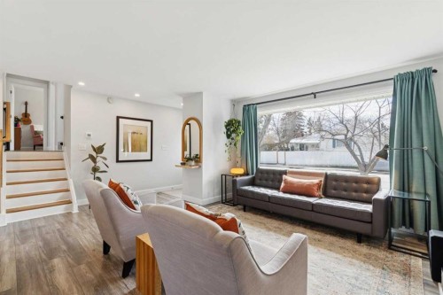 4819 30 Avenue Sw, Calgary, AB - Indoor Photo Showing Living Room