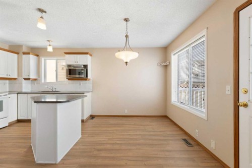 205 Scotia Point Nw, Calgary, AB - Indoor Photo Showing Kitchen