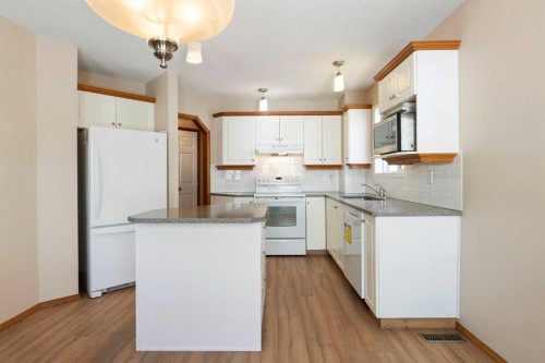 205 Scotia Point Nw, Calgary, AB - Indoor Photo Showing Kitchen