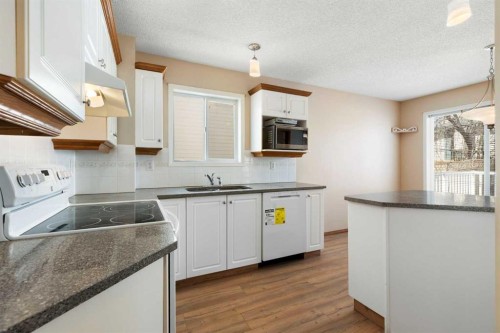 205 Scotia Point Nw, Calgary, AB - Indoor Photo Showing Kitchen
