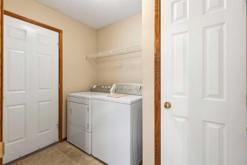 205 Scotia Point Nw, Calgary, AB - Indoor Photo Showing Laundry Room