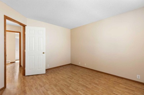 205 Scotia Point Nw, Calgary, AB - Indoor Photo Showing Other Room
