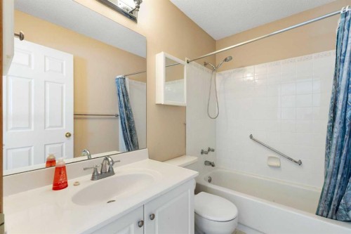205 Scotia Point Nw, Calgary, AB - Indoor Photo Showing Bathroom
