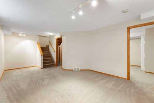 205 Scotia Point Nw, Calgary, AB - Indoor Photo Showing Other Room
