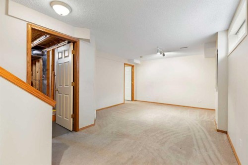 205 Scotia Point Nw, Calgary, AB - Indoor Photo Showing Other Room
