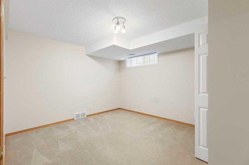 205 Scotia Point Nw, Calgary, AB - Indoor Photo Showing Other Room