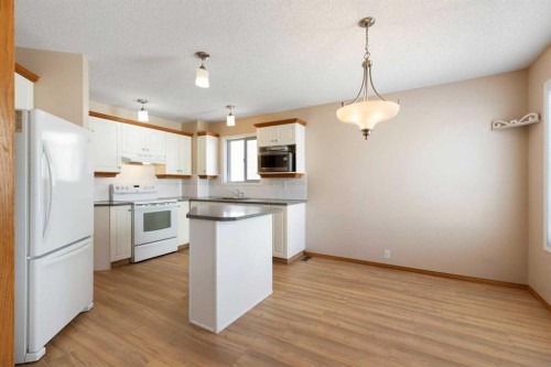 205 Scotia Point Nw, Calgary, AB - Indoor Photo Showing Kitchen