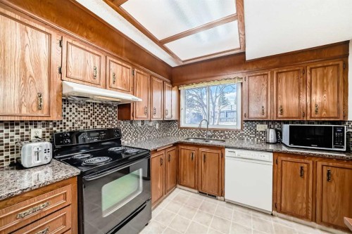 183 Dalcastle Way Nw, Calgary, AB - Indoor Photo Showing Kitchen