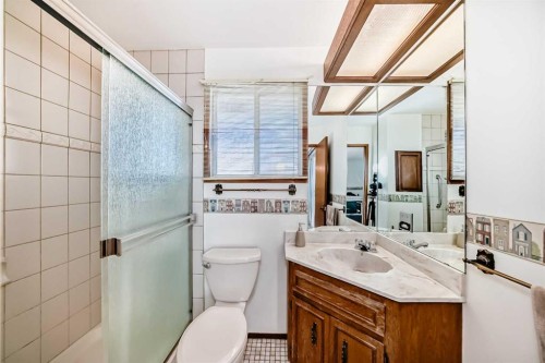 183 Dalcastle Way Nw, Calgary, AB - Indoor Photo Showing Bathroom