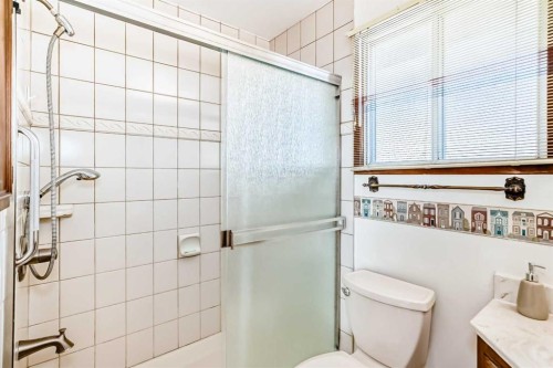 183 Dalcastle Way Nw, Calgary, AB - Indoor Photo Showing Bathroom