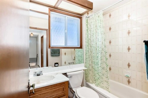 183 Dalcastle Way Nw, Calgary, AB - Indoor Photo Showing Bathroom