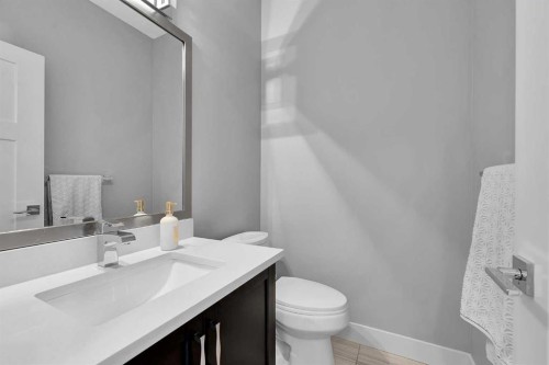 256 25 Avenue Ne, Calgary, AB - Indoor Photo Showing Bathroom