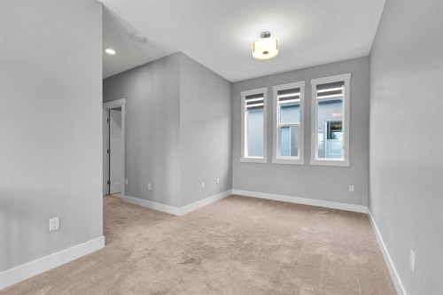 256 25 Avenue Ne, Calgary, AB - Indoor Photo Showing Other Room