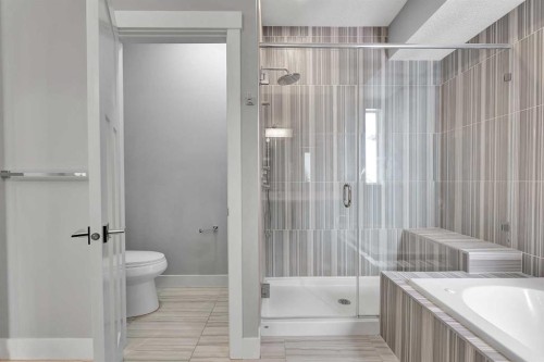 256 25 Avenue Ne, Calgary, AB - Indoor Photo Showing Bathroom