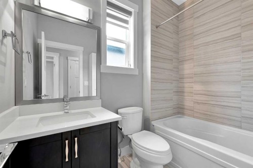 256 25 Avenue Ne, Calgary, AB - Indoor Photo Showing Bathroom