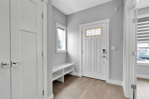 256 25 Avenue Ne, Calgary, AB - Indoor Photo Showing Other Room