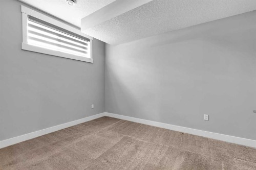 256 25 Avenue Ne, Calgary, AB - Indoor Photo Showing Other Room