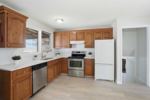 107 Nottingham Road, Calgary, AB - Indoor Photo Showing Kitchen