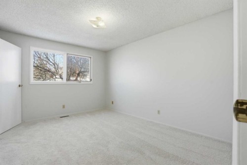 107 Nottingham Road, Calgary, AB - Indoor Photo Showing Other Room