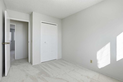 107 Nottingham Road, Calgary, AB - Indoor Photo Showing Other Room