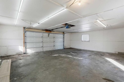 107 Nottingham Road, Calgary, AB - Indoor Photo Showing Garage