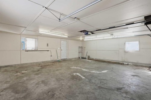 107 Nottingham Road, Calgary, AB - Indoor Photo Showing Garage