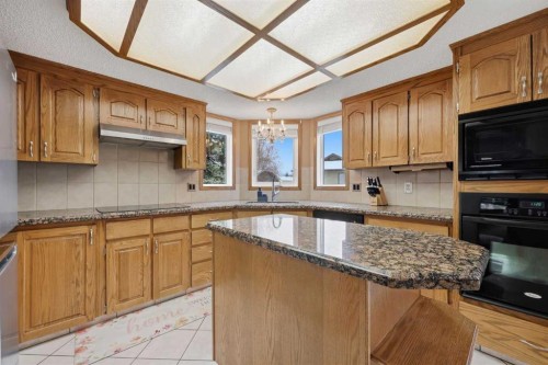 729 Woodbriar Place Sw, Calgary, AB - Indoor Photo Showing Kitchen
