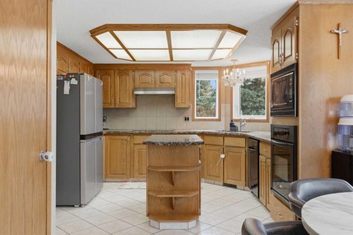 729 Woodbriar Place Sw, Calgary, AB - Indoor Photo Showing Kitchen