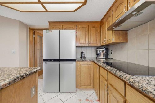 729 Woodbriar Place Sw, Calgary, AB - Indoor Photo Showing Kitchen