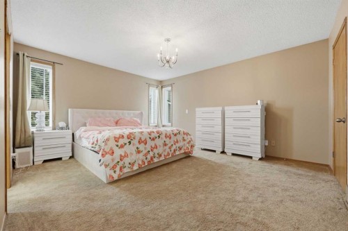729 Woodbriar Place Sw, Calgary, AB - Indoor Photo Showing Bedroom