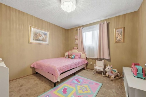729 Woodbriar Place Sw, Calgary, AB - Indoor Photo Showing Bedroom