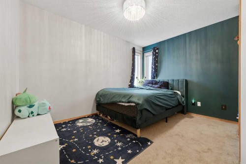 729 Woodbriar Place Sw, Calgary, AB - Indoor Photo Showing Bedroom