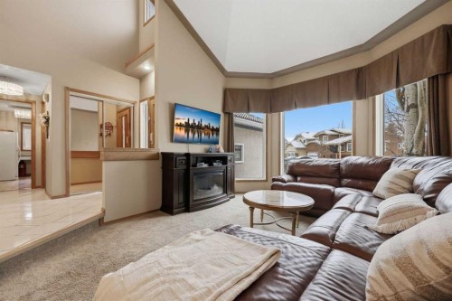 729 Woodbriar Place Sw, Calgary, AB - Indoor Photo Showing Living Room