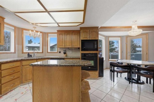 729 Woodbriar Place Sw, Calgary, AB - Indoor Photo Showing Kitchen