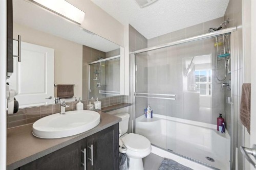 14 Nolan Hill Gate Nw, Calgary, AB - Indoor Photo Showing Bathroom