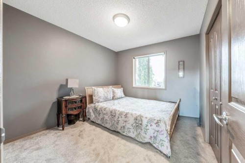 40 Cougar Ridge Heights Sw, Calgary, AB - Indoor Photo Showing Bedroom