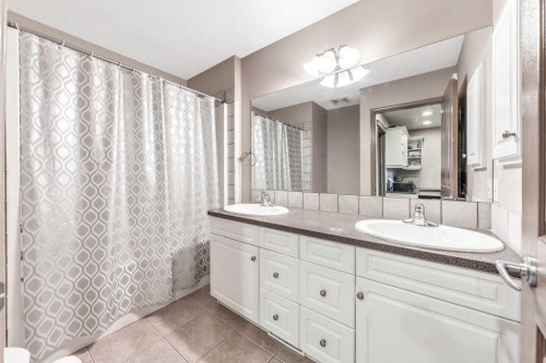 40 Cougar Ridge Heights Sw, Calgary, AB - Indoor Photo Showing Bathroom