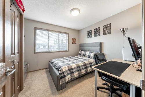 40 Cougar Ridge Heights Sw, Calgary, AB - Indoor Photo Showing Bedroom