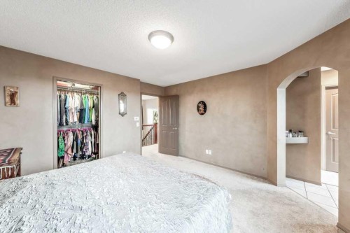 40 Cougar Ridge Heights Sw, Calgary, AB - Indoor Photo Showing Bedroom