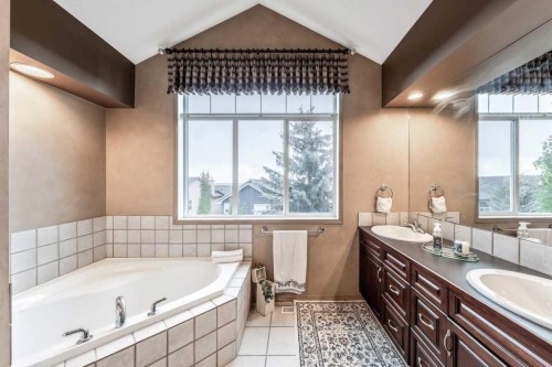 40 Cougar Ridge Heights Sw, Calgary, AB - Indoor Photo Showing Bathroom