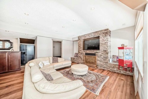 40 Cougar Ridge Heights Sw, Calgary, AB - Indoor Photo Showing Other Room