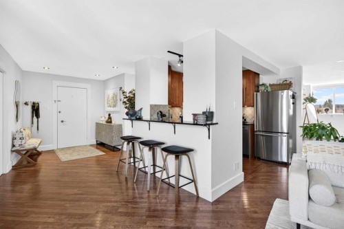 301-516 Cedar Crescent Sw, Calgary, AB - Indoor Photo Showing Kitchen
