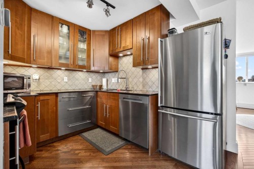 301-516 Cedar Crescent Sw, Calgary, AB - Indoor Photo Showing Kitchen