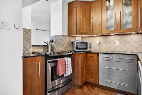 301-516 Cedar Crescent Sw, Calgary, AB - Indoor Photo Showing Kitchen