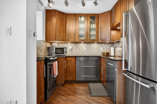 301-516 Cedar Crescent Sw, Calgary, AB - Indoor Photo Showing Kitchen