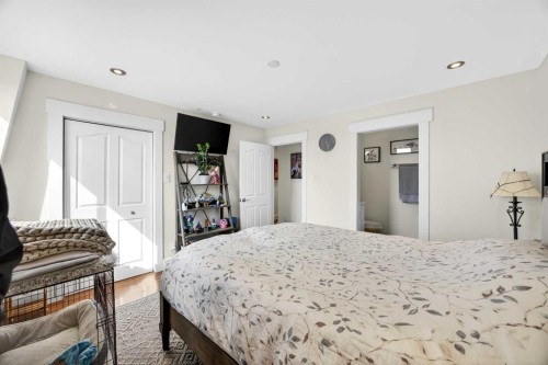 301-516 Cedar Crescent Sw, Calgary, AB - Indoor Photo Showing Bedroom